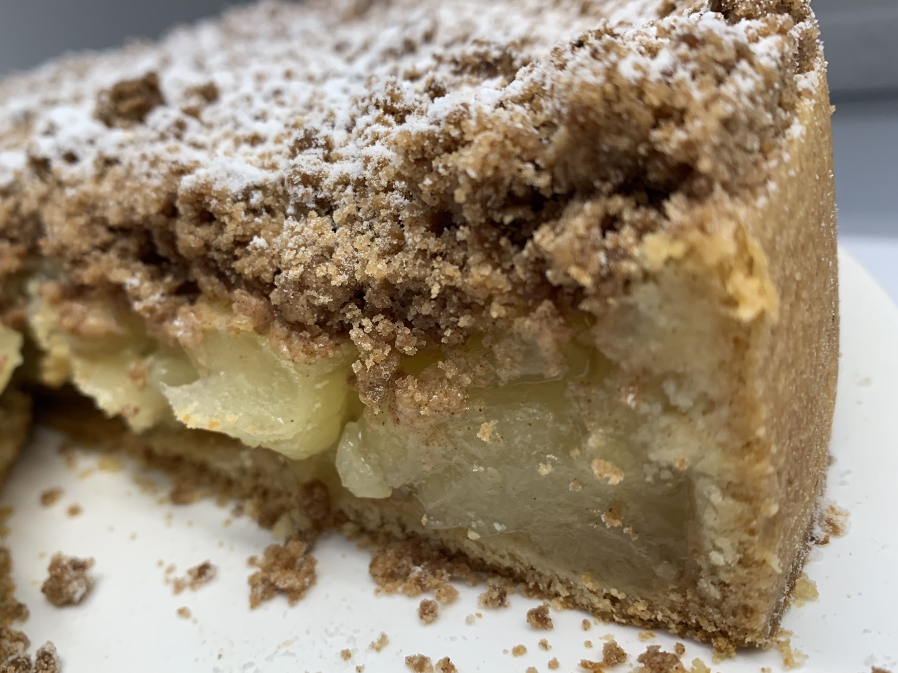 Saftiger Apfelkuchen mit vanilliger Apfelfüllung und Zimtcrumble